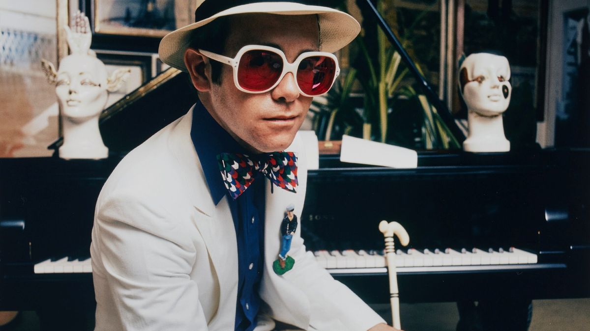 Věci z bytu Eltona Johna trhaly v aukci rekordy